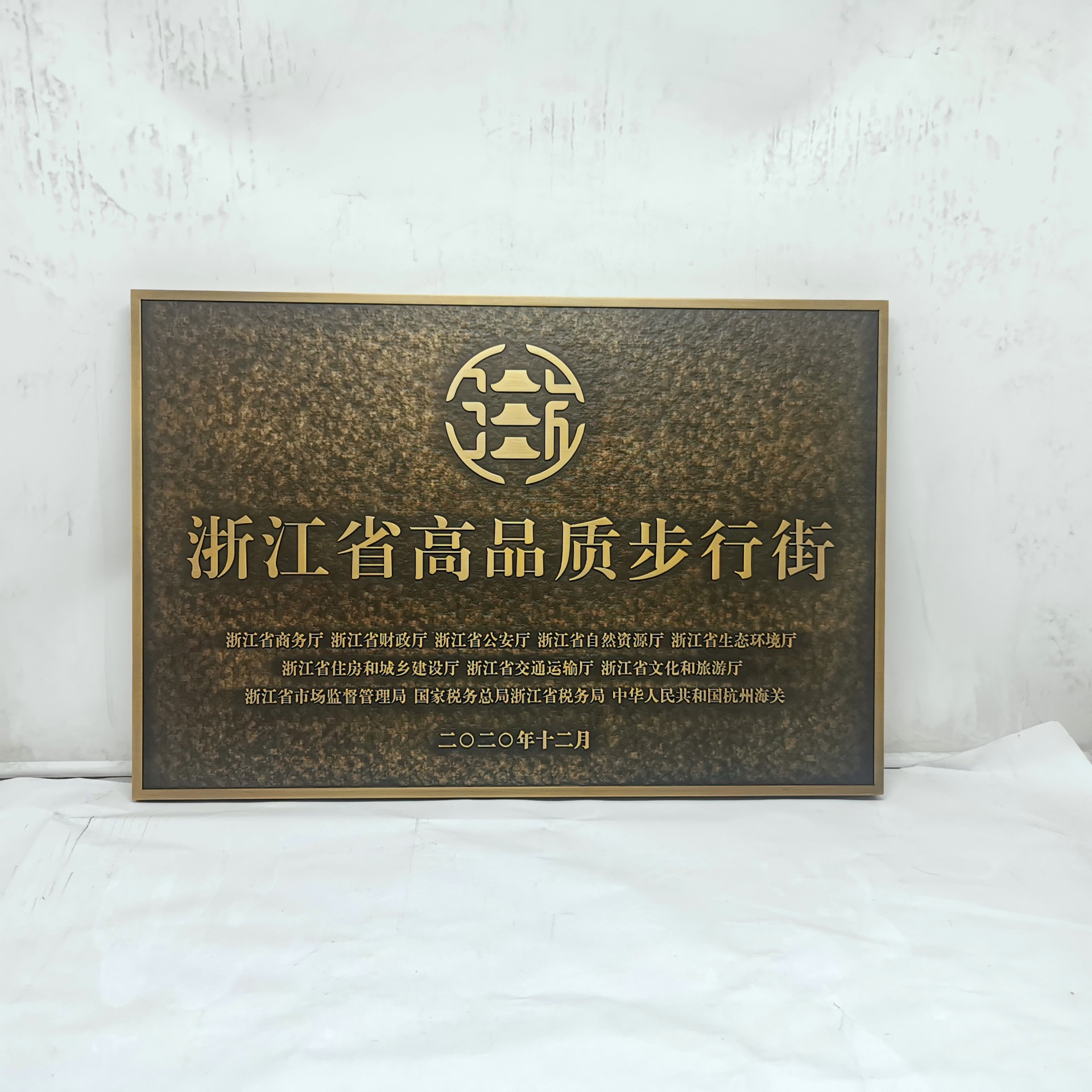 圣艺龙 浮雕标识牌厂家 铜板铝板金属浮雕价格  球墨铸铁井盖图片