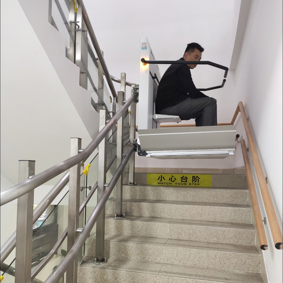 天桥斜挂电梯安装 定制楼道电梯平台启运 洪江市无障碍电梯图片