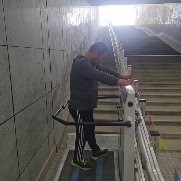 轮椅楼道升降机 地下广场斜挂电梯安装 湛江市无障碍设施